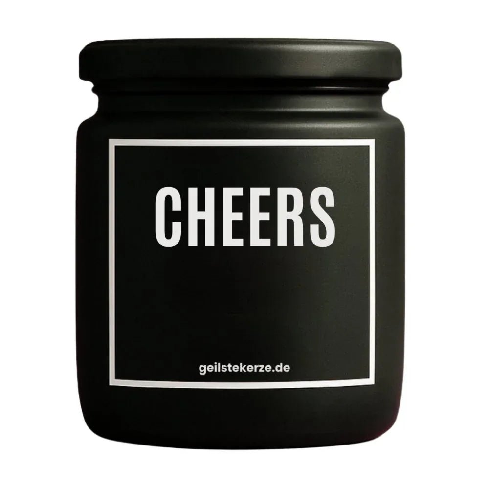Duftkerze mit Spruch von geilstekerze ist der neue Geschenketrend. Diese witzige Kerze Vegane Bio-Kerze mit Spruch – CHEERS brennt mega lange sagenhafte 80 Stunde, hochwertige ätherische Öle schaffen beste Duftverteilung. Mit 1400 lustigen Sprüchen perfekt zum Verschenken. Handgemacht in Deutschland von geilstekerze.de -Die beste Duftkerze die du kaufen kannst.
