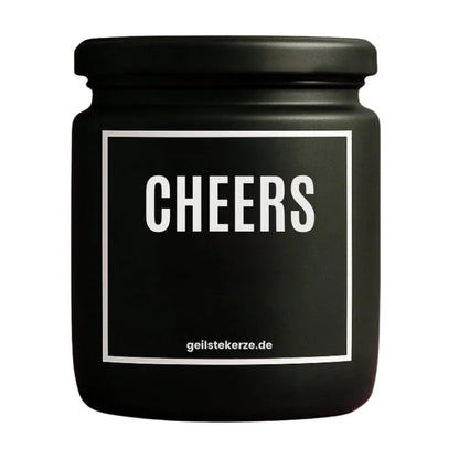 Duftkerze mit Spruch von geilstekerze ist der neue Geschenketrend. Diese witzige Kerze Vegane Bio-Kerze mit Spruch – CHEERS brennt mega lange sagenhafte 80 Stunde, hochwertige ätherische Öle schaffen beste Duftverteilung. Mit 1400 lustigen Sprüchen perfekt zum Verschenken. Handgemacht in Deutschland von geilstekerze.de -Die beste Duftkerze die du kaufen kannst.