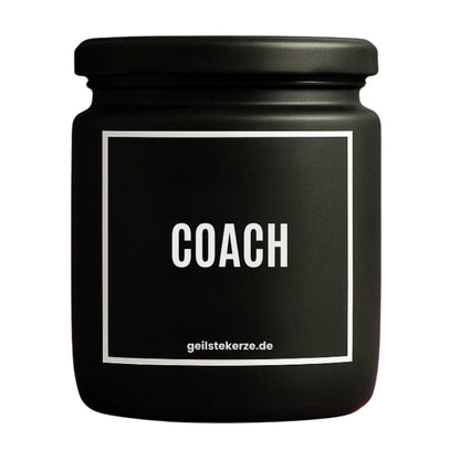 Duftkerze mit Spruch von geilstekerze ist der neue Geschenketrend. Diese witzige Kerze Vegane Bio-Kerze mit Spruch – COACH brennt mega lange sagenhafte 80 Stunde, hochwertige ätherische Öle schaffen beste Duftverteilung. Mit 1400 lustigen Sprüchen perfekt zum Verschenken. Handgemacht in Deutschland von geilstekerze.de -Die beste Duftkerze die du kaufen kannst.
