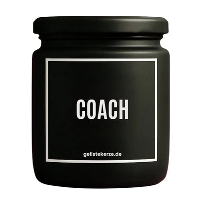 Duftkerze mit Spruch von geilstekerze ist der neue Geschenketrend. Diese witzige Kerze Vegane Bio-Kerze mit Spruch – COACH brennt mega lange sagenhafte 80 Stunde, hochwertige ätherische Öle schaffen beste Duftverteilung. Mit 1400 lustigen Sprüchen perfekt zum Verschenken. Handgemacht in Deutschland von geilstekerze.de -Die beste Duftkerze die du kaufen kannst.