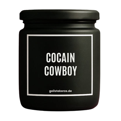 Duftkerze mit Spruch von geilstekerze ist der neue Geschenketrend. Diese witzige Kerze Vegane Bio-Kerze mit Spruch – COCAIN COWBOY brennt mega lange sagenhafte 80 Stunde, hochwertige ätherische Öle schaffen beste Duftverteilung. Mit 1400 lustigen Sprüchen perfekt zum Verschenken. Handgemacht in Deutschland von geilstekerze.de -Die beste Duftkerze die du kaufen kannst.