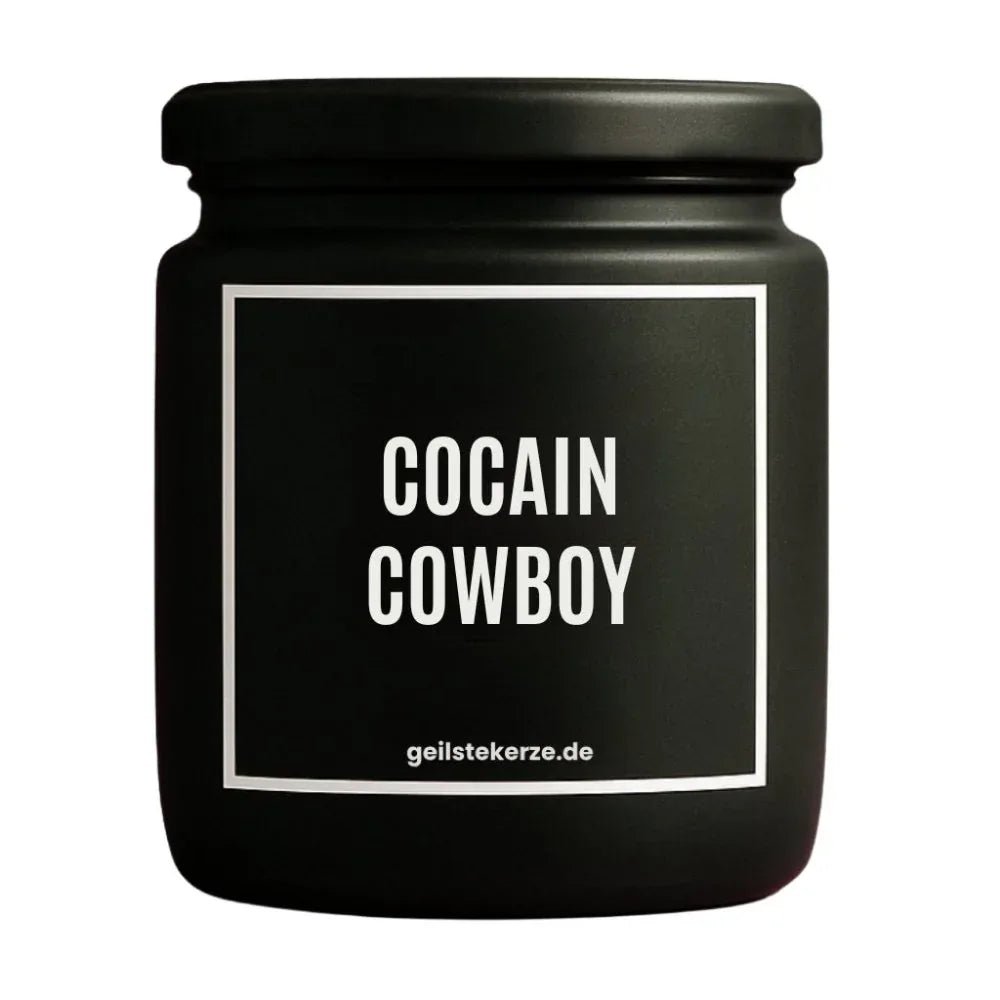 Duftkerze mit Spruch von geilstekerze ist der neue Geschenketrend. Diese witzige Kerze Vegane Bio-Kerze mit Spruch – COCAIN COWBOY brennt mega lange sagenhafte 80 Stunde, hochwertige ätherische Öle schaffen beste Duftverteilung. Mit 1400 lustigen Sprüchen perfekt zum Verschenken. Handgemacht in Deutschland von geilstekerze.de -Die beste Duftkerze die du kaufen kannst.