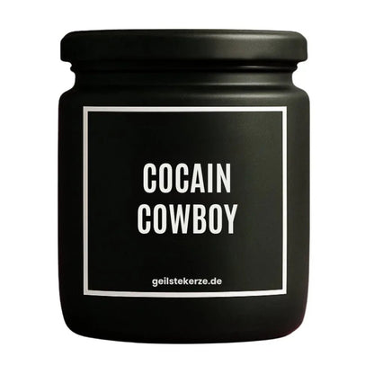 Duftkerze mit Spruch von geilstekerze ist der neue Geschenketrend. Diese witzige Kerze Vegane Bio-Kerze mit Spruch – COCAIN COWBOY brennt mega lange sagenhafte 80 Stunde, hochwertige ätherische Öle schaffen beste Duftverteilung. Mit 1400 lustigen Sprüchen perfekt zum Verschenken. Handgemacht in Deutschland von geilstekerze.de -Die beste Duftkerze die du kaufen kannst.