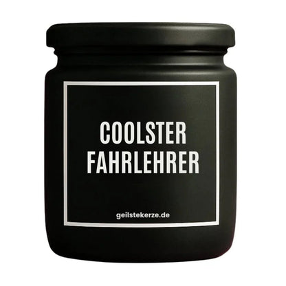 Duftkerze mit Spruch von geilstekerze ist der neue Geschenketrend. Diese witzige Kerze Vegane Bio-Kerze mit Spruch – COOLSTER FAHRLEHRER brennt mega lange sagenhafte 80 Stunde, hochwertige ätherische Öle schaffen beste Duftverteilung. Mit 1400 lustigen Sprüchen perfekt zum Verschenken. Handgemacht in Deutschland von geilstekerze.de -Die beste Duftkerze die du kaufen kannst.