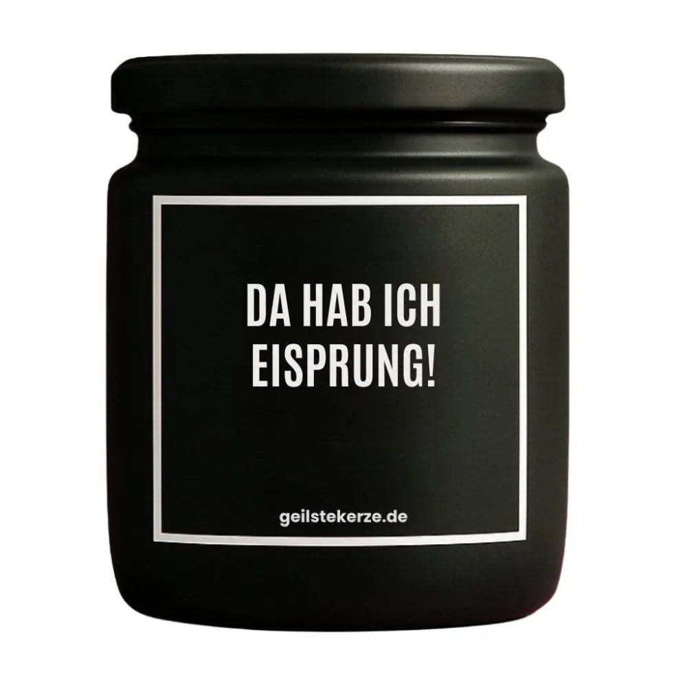Duftkerze mit Spruch von geilstekerze ist der neue Geschenketrend. Diese witzige Kerze Vegane Bio-Kerze mit Spruch – DA HAB ICH EISPRUNG! brennt mega lange sagenhafte 80 Stunde, hochwertige ätherische Öle schaffen beste Duftverteilung. Mit 1400 lustigen Sprüchen perfekt zum Verschenken. Handgemacht in Deutschland von geilstekerze.de -Die beste Duftkerze die du kaufen kannst.
