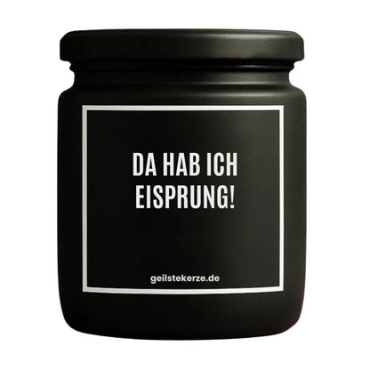 Duftkerze mit Spruch von geilstekerze ist der neue Geschenketrend. Diese witzige Kerze Vegane Bio-Kerze mit Spruch – DA HAB ICH EISPRUNG! brennt mega lange sagenhafte 80 Stunde, hochwertige ätherische Öle schaffen beste Duftverteilung. Mit 1400 lustigen Sprüchen perfekt zum Verschenken. Handgemacht in Deutschland von geilstekerze.de -Die beste Duftkerze die du kaufen kannst.