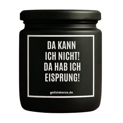 Duftkerze mit Spruch von geilstekerze ist der neue Geschenketrend. Diese witzige Kerze Vegane Bio-Kerze mit Spruch – DA KANN ICH NICHT! DA HAB ICH EISPRUNG! brennt mega lange sagenhafte 80 Stunde, hochwertige ätherische Öle schaffen beste Duftverteilung. Mit 1400 lustigen Sprüchen perfekt zum Verschenken. Handgemacht in Deutschland von geilstekerze.de -Die beste Duftkerze die du kaufen kannst.