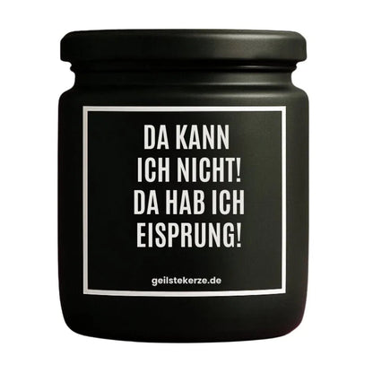 Duftkerze mit Spruch von geilstekerze ist der neue Geschenketrend. Diese witzige Kerze Vegane Bio-Kerze mit Spruch – DA KANN ICH NICHT! DA HAB ICH EISPRUNG! brennt mega lange sagenhafte 80 Stunde, hochwertige ätherische Öle schaffen beste Duftverteilung. Mit 1400 lustigen Sprüchen perfekt zum Verschenken. Handgemacht in Deutschland von geilstekerze.de -Die beste Duftkerze die du kaufen kannst.