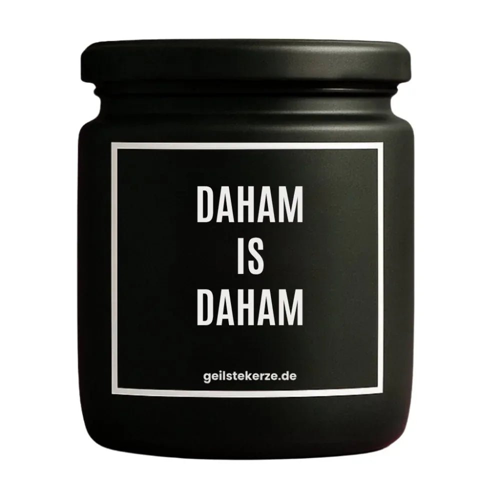 Duftkerze mit Spruch von geilstekerze ist der neue Geschenketrend. Diese witzige Kerze Vegane Bio-Kerze mit Spruch – DAHAM IS DAHAM brennt mega lange sagenhafte 80 Stunde, hochwertige ätherische Öle schaffen beste Duftverteilung. Mit 1400 lustigen Sprüchen perfekt zum Verschenken. Handgemacht in Deutschland von geilstekerze.de -Die beste Duftkerze die du kaufen kannst.