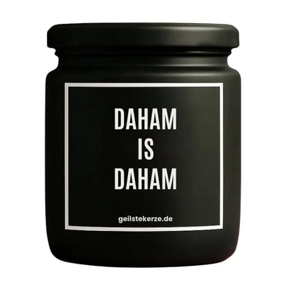 Duftkerze mit Spruch von geilstekerze ist der neue Geschenketrend. Diese witzige Kerze Vegane Bio-Kerze mit Spruch – DAHAM IS DAHAM brennt mega lange sagenhafte 80 Stunde, hochwertige ätherische Öle schaffen beste Duftverteilung. Mit 1400 lustigen Sprüchen perfekt zum Verschenken. Handgemacht in Deutschland von geilstekerze.de -Die beste Duftkerze die du kaufen kannst.