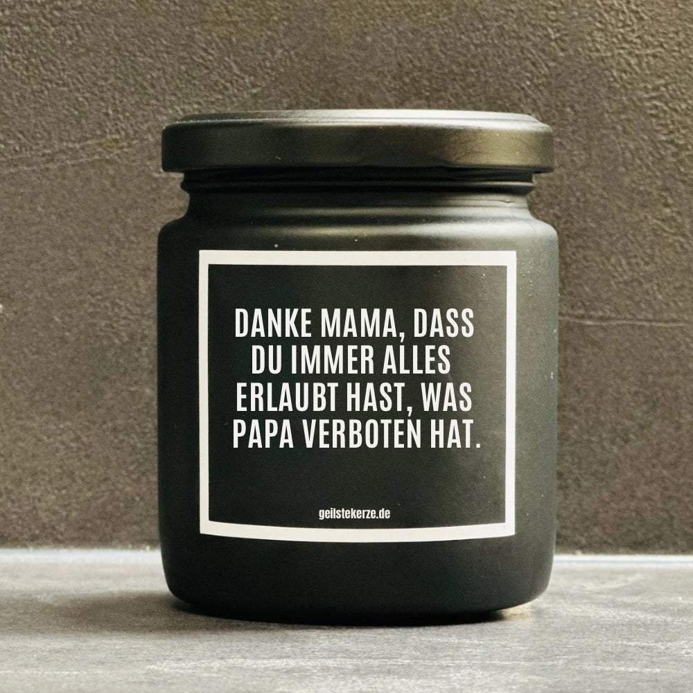 Duftkerze mit Spruch von geilstekerze ist der neue Geschenketrend. Diese witzige Kerze Vegane Bio-Kerze mit Spruch – DANKE MAMA, DAS DU IMMER ALLES ERLAUBT HAST brennt mega lange sagenhafte 80 Stunde, hochwertige ätherische Öle schaffen beste Duftverteilung. Mit 1400 lustigen Sprüchen perfekt zum Verschenken. Handgemacht in Deutschland von geilstekerze.de -Die beste Duftkerze die du kaufen kannst.