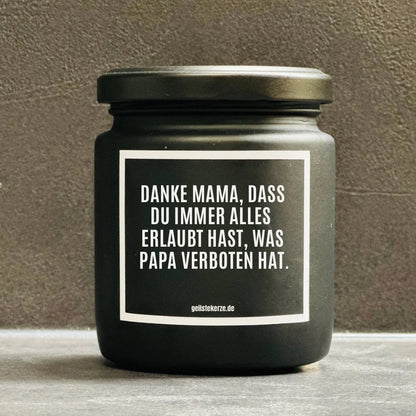 Duftkerze mit Spruch von geilstekerze ist der neue Geschenketrend. Diese witzige Kerze Vegane Bio-Kerze mit Spruch – DANKE MAMA, DAS DU IMMER ALLES ERLAUBT HAST brennt mega lange sagenhafte 80 Stunde, hochwertige ätherische Öle schaffen beste Duftverteilung. Mit 1400 lustigen Sprüchen perfekt zum Verschenken. Handgemacht in Deutschland von geilstekerze.de -Die beste Duftkerze die du kaufen kannst.