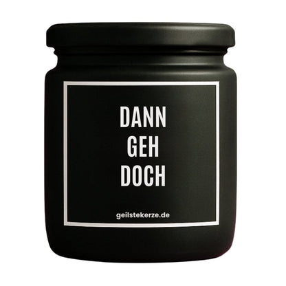 Duftkerze mit Spruch von geilstekerze ist der neue Geschenketrend. Diese witzige Kerze Vegane Bio-Kerze mit Spruch – DANN GEH DOCH brennt mega lange sagenhafte 80 Stunde, hochwertige ätherische Öle schaffen beste Duftverteilung. Mit 1400 lustigen Sprüchen perfekt zum Verschenken. Handgemacht in Deutschland von geilstekerze.de -Die beste Duftkerze die du kaufen kannst.