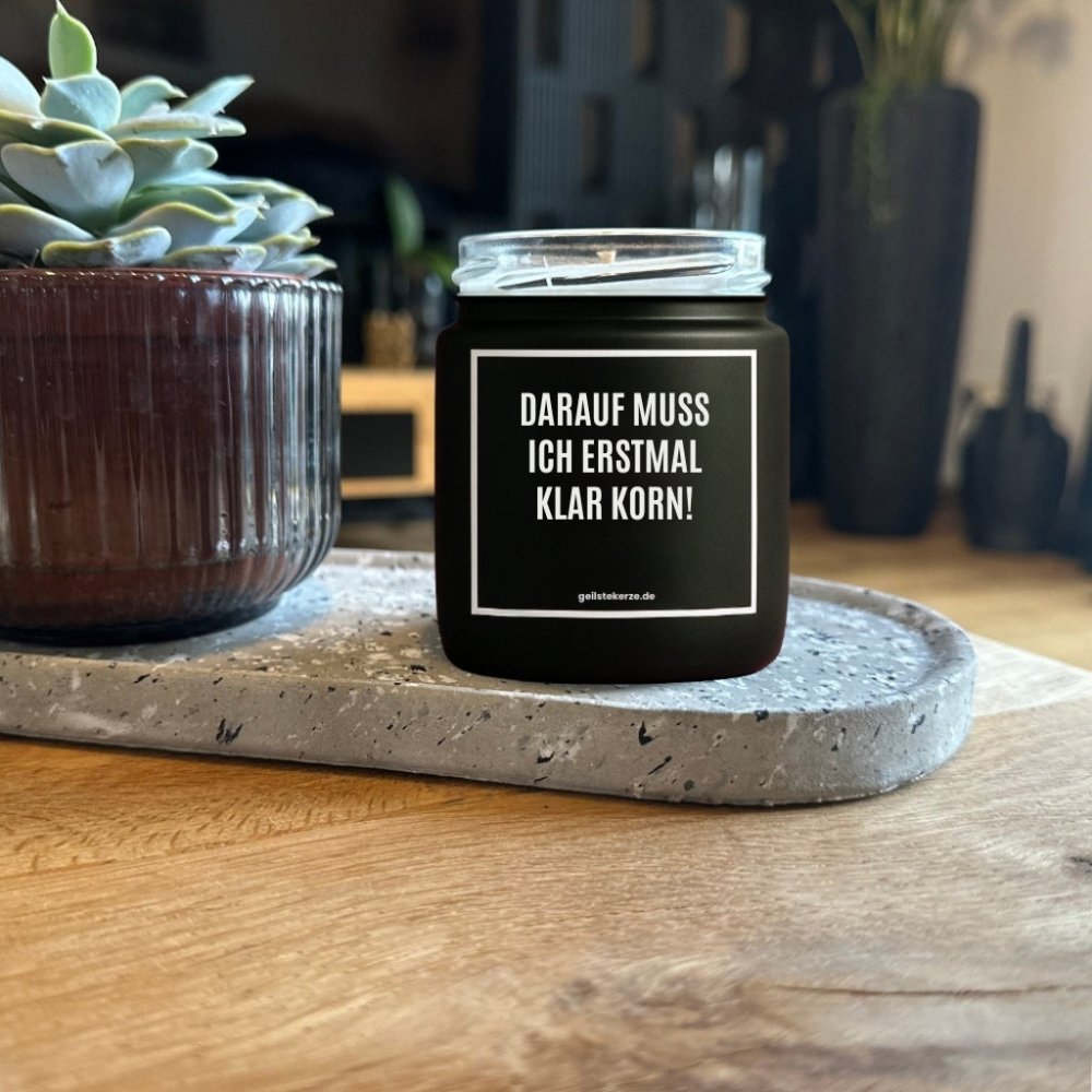 Duftkerze mit Spruch von geilstekerze ist der neue Geschenketrend. Diese witzige Kerze Vegane Bio-Kerze mit Spruch – DARAUF MUSS ICH ERSTMAL KLAR KORN! brennt mega lange sagenhafte 80 Stunde, hochwertige ätherische Öle schaffen beste Duftverteilung. Mit 1400 lustigen Sprüchen perfekt zum Verschenken. Handgemacht in Deutschland von geilstekerze.de -Die beste Duftkerze die du kaufen kannst.