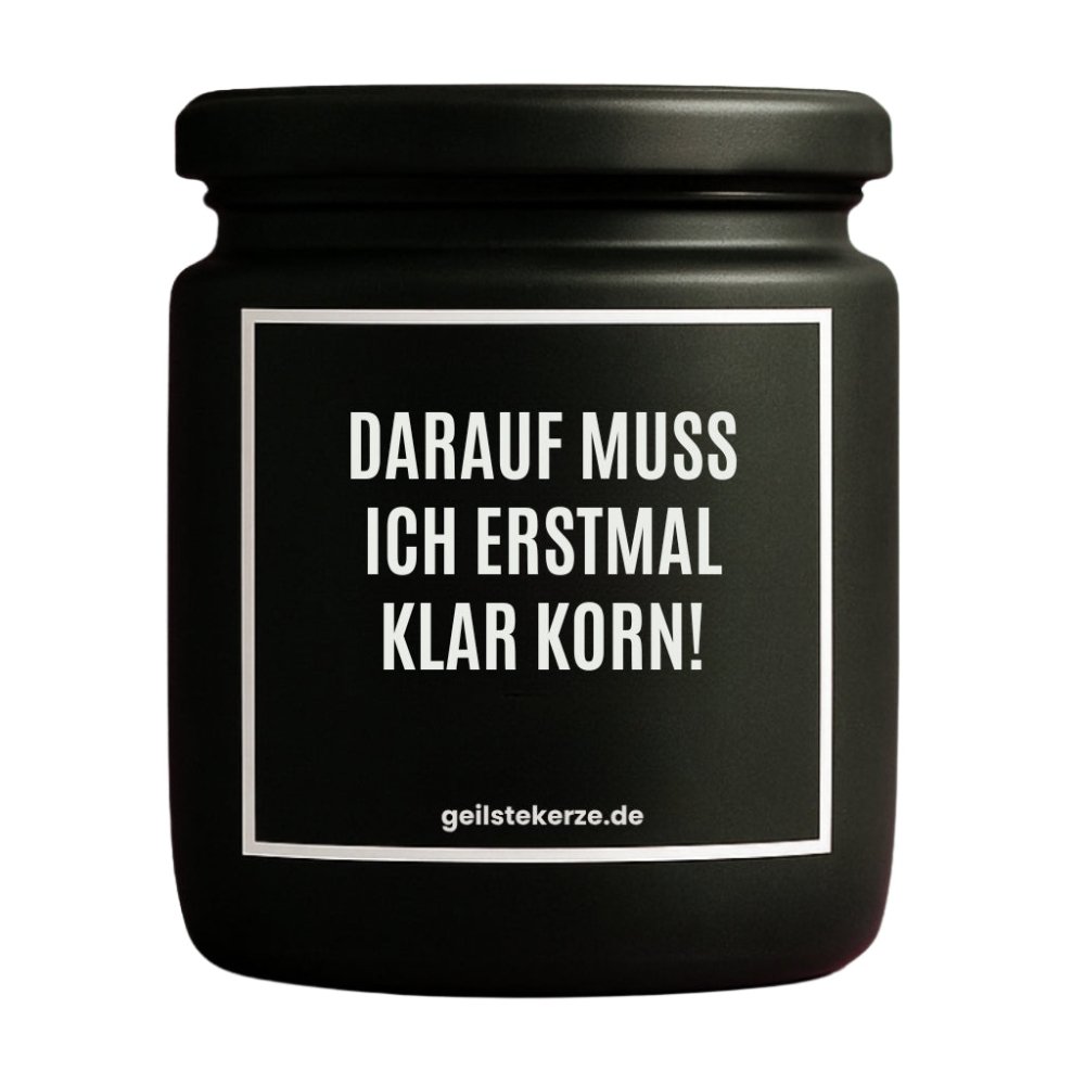 Duftkerze mit Spruch von geilstekerze ist der neue Geschenketrend. Diese witzige Kerze Vegane Bio-Kerze mit Spruch – DARAUF MUSS ICH ERSTMAL KLAR KORN! brennt mega lange sagenhafte 80 Stunde, hochwertige ätherische Öle schaffen beste Duftverteilung. Mit 1400 lustigen Sprüchen perfekt zum Verschenken. Handgemacht in Deutschland von geilstekerze.de -Die beste Duftkerze die du kaufen kannst.