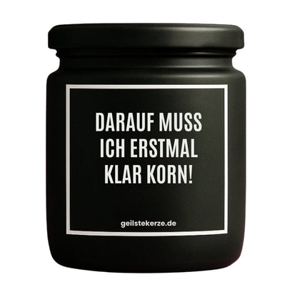 Duftkerze mit Spruch von geilstekerze ist der neue Geschenketrend. Diese witzige Kerze Vegane Bio-Kerze mit Spruch – DARAUF MUSS ICH ERSTMAL KLAR KORN! brennt mega lange sagenhafte 80 Stunde, hochwertige ätherische Öle schaffen beste Duftverteilung. Mit 1400 lustigen Sprüchen perfekt zum Verschenken. Handgemacht in Deutschland von geilstekerze.de -Die beste Duftkerze die du kaufen kannst.