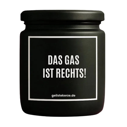 Duftkerze mit Spruch von geilstekerze ist der neue Geschenketrend. Diese witzige Kerze Vegane Bio-Kerze mit Spruch – DAS GAS IST RECHTS! brennt mega lange sagenhafte 80 Stunde, hochwertige ätherische Öle schaffen beste Duftverteilung. Mit 1400 lustigen Sprüchen perfekt zum Verschenken. Handgemacht in Deutschland von geilstekerze.de -Die beste Duftkerze die du kaufen kannst.