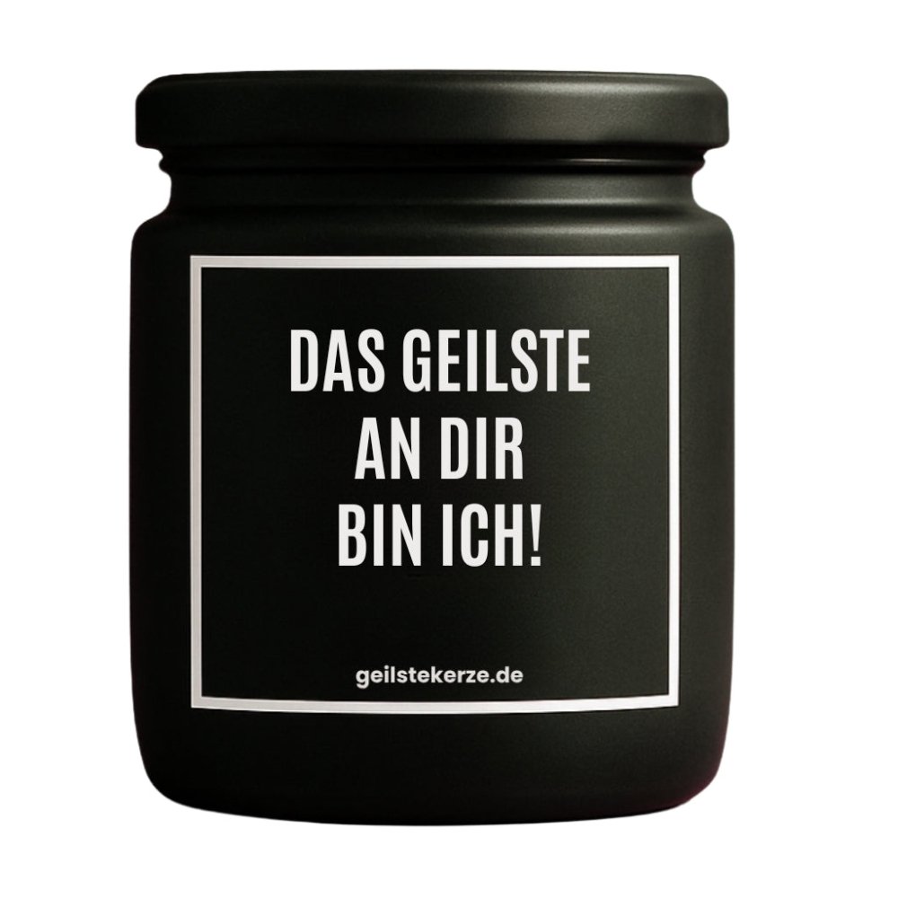 Duftkerze mit Spruch von geilstekerze ist der neue Geschenketrend. Diese witzige Kerze Vegane Bio-Kerze mit Spruch – DAS GEILSTE AN DIR BIN ICH! brennt mega lange sagenhafte 80 Stunde, hochwertige ätherische Öle schaffen beste Duftverteilung. Mit 1400 lustigen Sprüchen perfekt zum Verschenken. Handgemacht in Deutschland von geilstekerze.de -Die beste Duftkerze die du kaufen kannst.