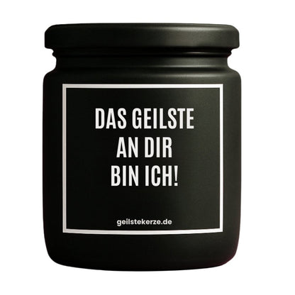 Duftkerze mit Spruch von geilstekerze ist der neue Geschenketrend. Diese witzige Kerze Vegane Bio-Kerze mit Spruch – DAS GEILSTE AN DIR BIN ICH! brennt mega lange sagenhafte 80 Stunde, hochwertige ätherische Öle schaffen beste Duftverteilung. Mit 1400 lustigen Sprüchen perfekt zum Verschenken. Handgemacht in Deutschland von geilstekerze.de -Die beste Duftkerze die du kaufen kannst.
