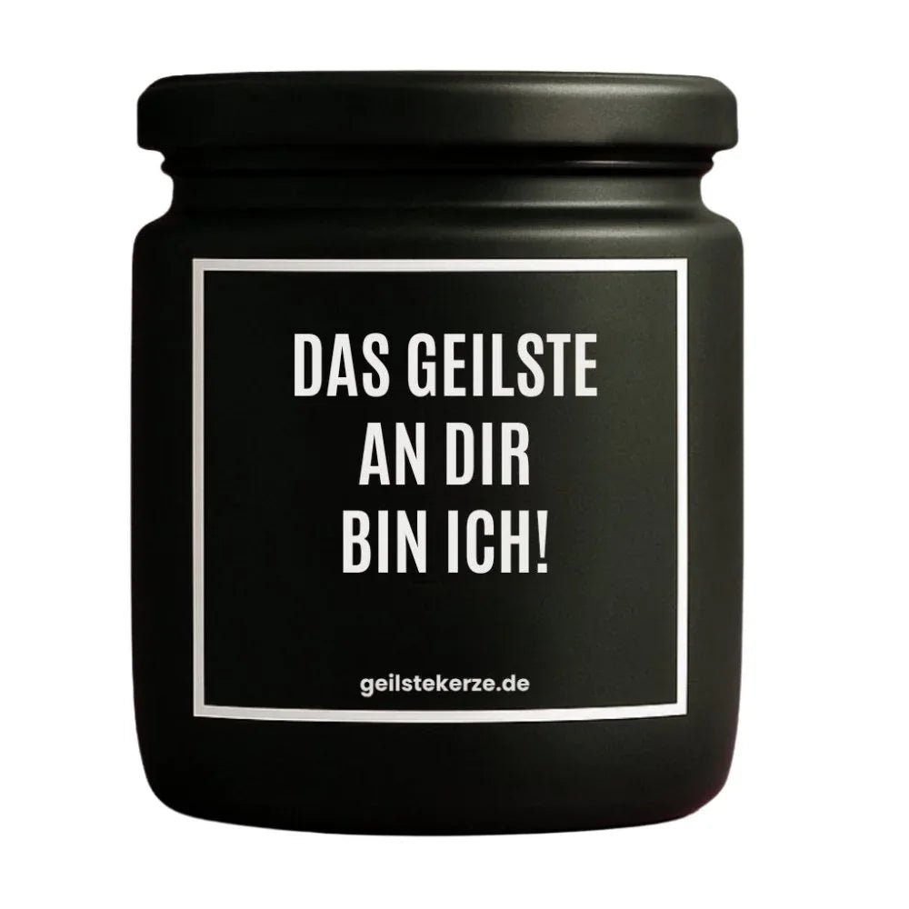 Duftkerze mit Spruch von geilstekerze ist der neue Geschenketrend. Diese witzige Kerze Vegane Bio-Kerze mit Spruch – DAS GEILSTE AN DIR BIN ICH! brennt mega lange sagenhafte 80 Stunde, hochwertige ätherische Öle schaffen beste Duftverteilung. Mit 1400 lustigen Sprüchen perfekt zum Verschenken. Handgemacht in Deutschland von geilstekerze.de -Die beste Duftkerze die du kaufen kannst.