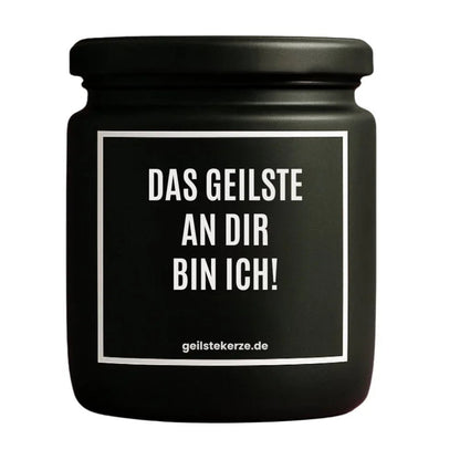 Duftkerze mit Spruch von geilstekerze ist der neue Geschenketrend. Diese witzige Kerze Vegane Bio-Kerze mit Spruch – DAS GEILSTE AN DIR BIN ICH! brennt mega lange sagenhafte 80 Stunde, hochwertige ätherische Öle schaffen beste Duftverteilung. Mit 1400 lustigen Sprüchen perfekt zum Verschenken. Handgemacht in Deutschland von geilstekerze.de -Die beste Duftkerze die du kaufen kannst.