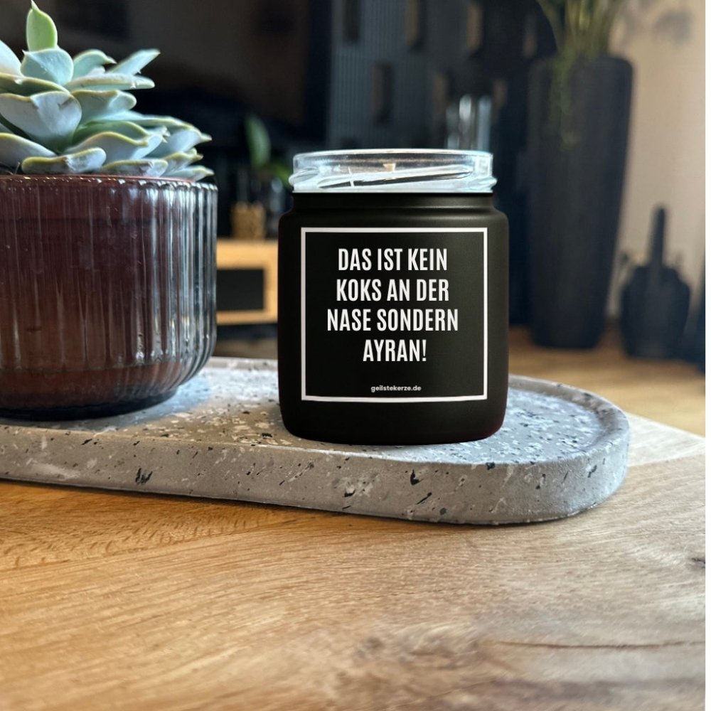 Duftkerze mit Spruch von geilstekerze ist der neue Geschenketrend. Diese witzige Kerze Vegane Bio-Kerze mit Spruch – DAS IST KEIN KOKS AN DER NASE SONDERN AYRAN! brennt mega lange sagenhafte 80 Stunde, hochwertige ätherische Öle schaffen beste Duftverteilung. Mit 1400 lustigen Sprüchen perfekt zum Verschenken. Handgemacht in Deutschland von geilstekerze.de -Die beste Duftkerze die du kaufen kannst.