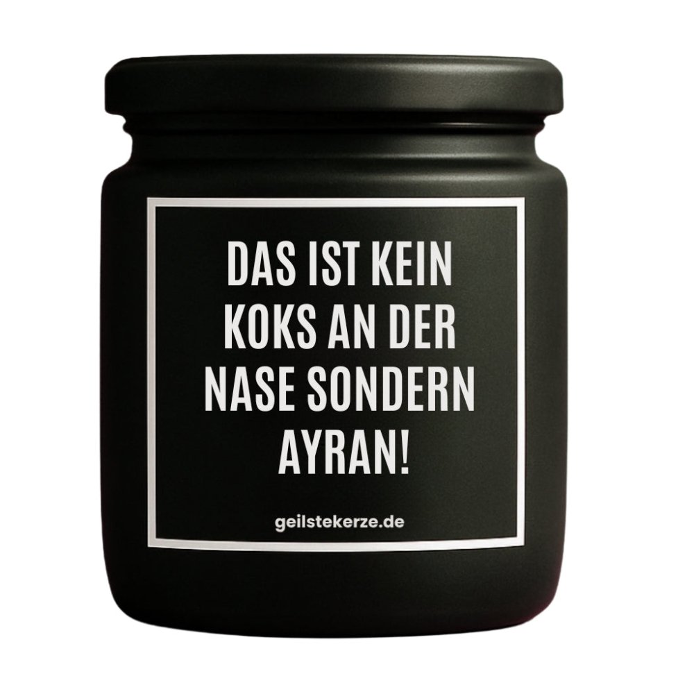 Duftkerze mit Spruch von geilstekerze ist der neue Geschenketrend. Diese witzige Kerze Vegane Bio-Kerze mit Spruch – DAS IST KEIN KOKS AN DER NASE SONDERN AYRAN! brennt mega lange sagenhafte 80 Stunde, hochwertige ätherische Öle schaffen beste Duftverteilung. Mit 1400 lustigen Sprüchen perfekt zum Verschenken. Handgemacht in Deutschland von geilstekerze.de -Die beste Duftkerze die du kaufen kannst.