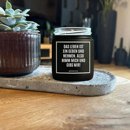 Duftkerze mit Spruch von geilstekerze ist der neue Geschenketrend. Diese witzige Kerze Vegane Bio-Kerze mit Spruch – DAS LEBEN IST EIN GEBEN UND NEHMEN. ALSO NIMM MICH UND GIBS MIR brennt mega lange sagenhafte 80 Stunde, hochwertige ätherische Öle schaffen beste Duftverteilung. Mit 1400 lustigen Sprüchen perfekt zum Verschenken. Handgemacht in Deutschland von geilstekerze.de -Die beste Duftkerze die du kaufen kannst.