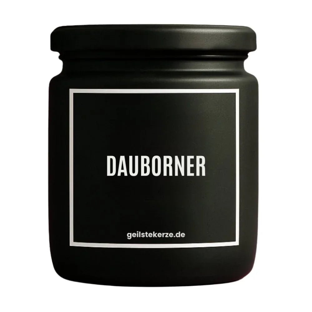 Duftkerze mit Spruch von geilstekerze ist der neue Geschenketrend. Diese witzige Kerze Vegane Bio-Kerze mit Spruch – DAUBORNER brennt mega lange sagenhafte 80 Stunde, hochwertige ätherische Öle schaffen beste Duftverteilung. Mit 1400 lustigen Sprüchen perfekt zum Verschenken. Handgemacht in Deutschland von geilstekerze.de -Die beste Duftkerze die du kaufen kannst.