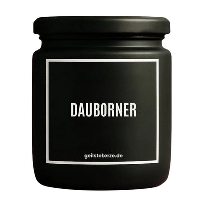 Duftkerze mit Spruch von geilstekerze ist der neue Geschenketrend. Diese witzige Kerze Vegane Bio-Kerze mit Spruch – DAUBORNER brennt mega lange sagenhafte 80 Stunde, hochwertige ätherische Öle schaffen beste Duftverteilung. Mit 1400 lustigen Sprüchen perfekt zum Verschenken. Handgemacht in Deutschland von geilstekerze.de -Die beste Duftkerze die du kaufen kannst.