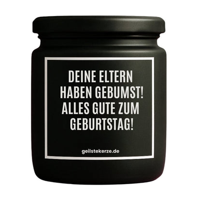 Duftkerze mit Spruch von geilstekerze ist der neue Geschenketrend. Diese witzige Kerze Vegane Bio-Kerze mit Spruch – DEINE ELTERN HABEN GEBUMST! ALLES GUTE ZUM GEBURTSTAG! brennt mega lange sagenhafte 80 Stunde, hochwertige ätherische Öle schaffen beste Duftverteilung. Mit 1400 lustigen Sprüchen perfekt zum Verschenken. Handgemacht in Deutschland von geilstekerze.de -Die beste Duftkerze die du kaufen kannst.