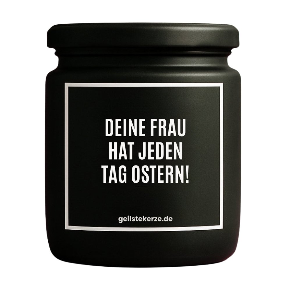 Duftkerze mit Spruch von geilstekerze ist der neue Geschenketrend. Diese witzige Kerze Vegane Bio-Kerze mit Spruch – DEINE FRAU HAT JEDEN TAG OSTERN! brennt mega lange sagenhafte 80 Stunde, hochwertige ätherische Öle schaffen beste Duftverteilung. Mit 1400 lustigen Sprüchen perfekt zum Verschenken. Handgemacht in Deutschland von geilstekerze.de -Die beste Duftkerze die du kaufen kannst.