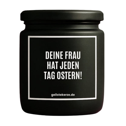 Duftkerze mit Spruch von geilstekerze ist der neue Geschenketrend. Diese witzige Kerze Vegane Bio-Kerze mit Spruch – DEINE FRAU HAT JEDEN TAG OSTERN! brennt mega lange sagenhafte 80 Stunde, hochwertige ätherische Öle schaffen beste Duftverteilung. Mit 1400 lustigen Sprüchen perfekt zum Verschenken. Handgemacht in Deutschland von geilstekerze.de -Die beste Duftkerze die du kaufen kannst.