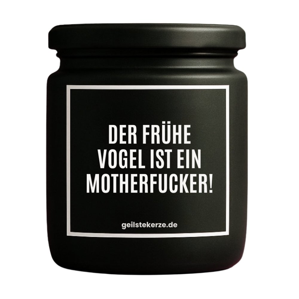 Duftkerze mit Spruch von geilstekerze ist der neue Geschenketrend. Diese witzige Kerze Vegane Bio-Kerze mit Spruch – DER FRÜHE VOGEL IST EIN MOTHERFUCKER! brennt mega lange sagenhafte 80 Stunde, hochwertige ätherische Öle schaffen beste Duftverteilung. Mit 1400 lustigen Sprüchen perfekt zum Verschenken. Handgemacht in Deutschland von geilstekerze.de -Die beste Duftkerze die du kaufen kannst.