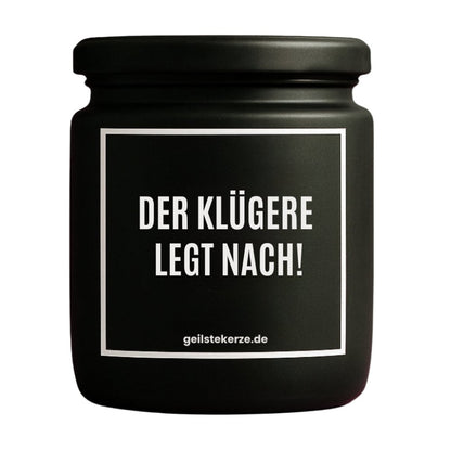 Duftkerze mit Spruch von geilstekerze ist der neue Geschenketrend. Diese witzige Kerze Vegane Bio-Kerze mit Spruch – DER KLÜGERE LEGT NACH brennt mega lange sagenhafte 80 Stunde, hochwertige ätherische Öle schaffen beste Duftverteilung. Mit 1400 lustigen Sprüchen perfekt zum Verschenken. Handgemacht in Deutschland von geilstekerze.de -Die beste Duftkerze die du kaufen kannst.
