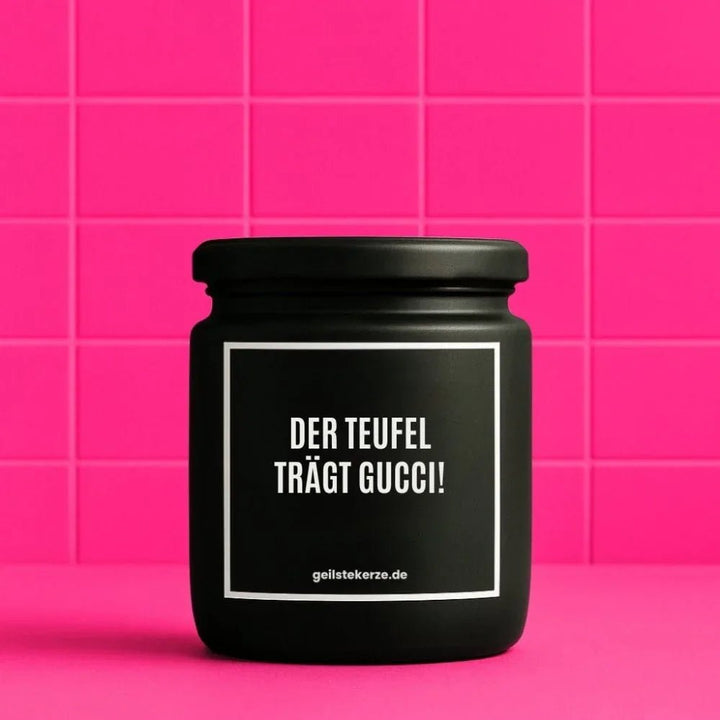DER TEUFEL TRAEGT GUCCI Duftkerze im Glasgefäß – Sojawachs, Mode-Wortspiel