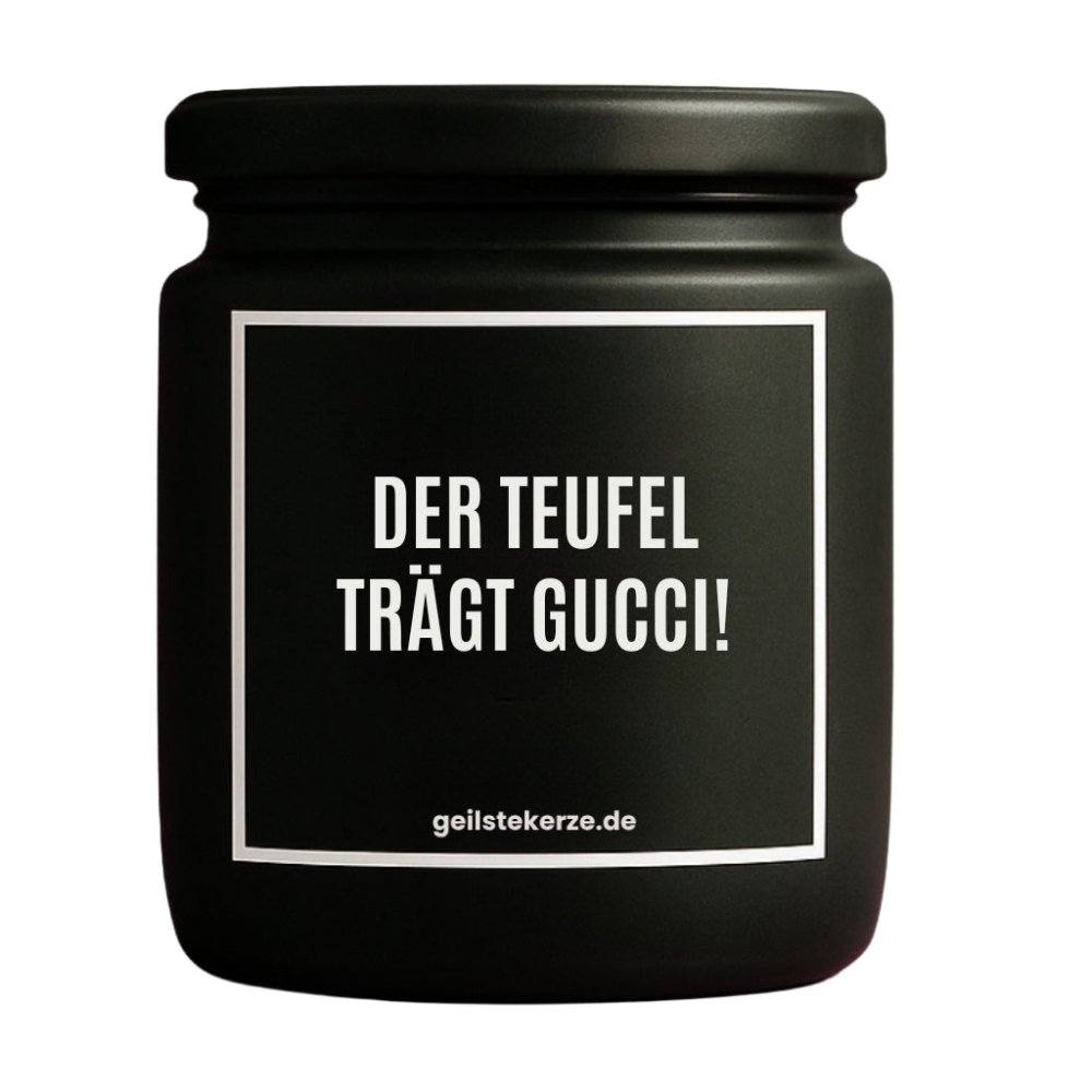 Duftkerze mit Spruch von geilstekerze ist der neue Geschenketrend. Diese witzige Kerze Vegane Bio-Kerze mit Spruch – DER TEUFEL TRÄGT GUCCI! brennt mega lange sagenhafte 80 Stunde, hochwertige ätherische Öle schaffen beste Duftverteilung. Mit 1400 lustigen Sprüchen perfekt zum Verschenken. Handgemacht in Deutschland von geilstekerze.de -Die beste Duftkerze die du kaufen kannst.