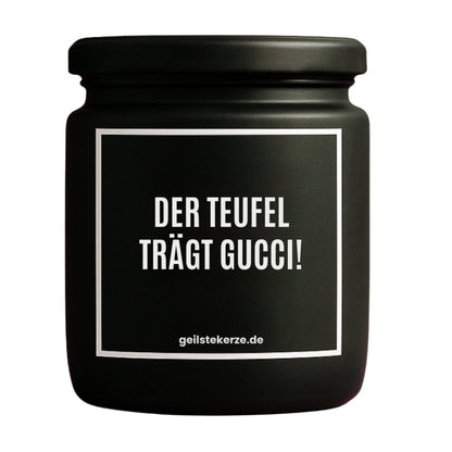 Duftkerze mit Spruch von geilstekerze ist der neue Geschenketrend. Diese witzige Kerze Vegane Bio-Kerze mit Spruch – DER TEUFEL TRÄGT GUCCI! brennt mega lange sagenhafte 80 Stunde, hochwertige ätherische Öle schaffen beste Duftverteilung. Mit 1400 lustigen Sprüchen perfekt zum Verschenken. Handgemacht in Deutschland von geilstekerze.de -Die beste Duftkerze die du kaufen kannst.