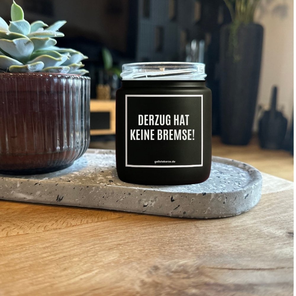 Duftkerze mit Spruch von geilstekerze ist der neue Geschenketrend. Diese witzige Kerze Vegane Bio-Kerze mit Spruch – DER ZUG HAT KEINE BREMSE! brennt mega lange sagenhafte 80 Stunde, hochwertige ätherische Öle schaffen beste Duftverteilung. Mit 1400 lustigen Sprüchen perfekt zum Verschenken. Handgemacht in Deutschland von geilstekerze.de -Die beste Duftkerze die du kaufen kannst.