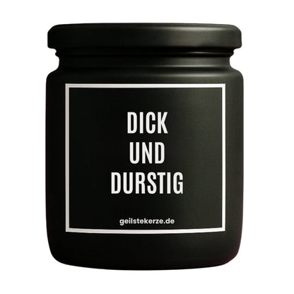 Duftkerze mit Spruch von geilstekerze ist der neue Geschenketrend. Diese witzige Kerze Vegane Bio-Kerze mit Spruch – DICK UND DURSTIG brennt mega lange sagenhafte 80 Stunde, hochwertige ätherische Öle schaffen beste Duftverteilung. Mit 1400 lustigen Sprüchen perfekt zum Verschenken. Handgemacht in Deutschland von geilstekerze.de -Die beste Duftkerze die du kaufen kannst.