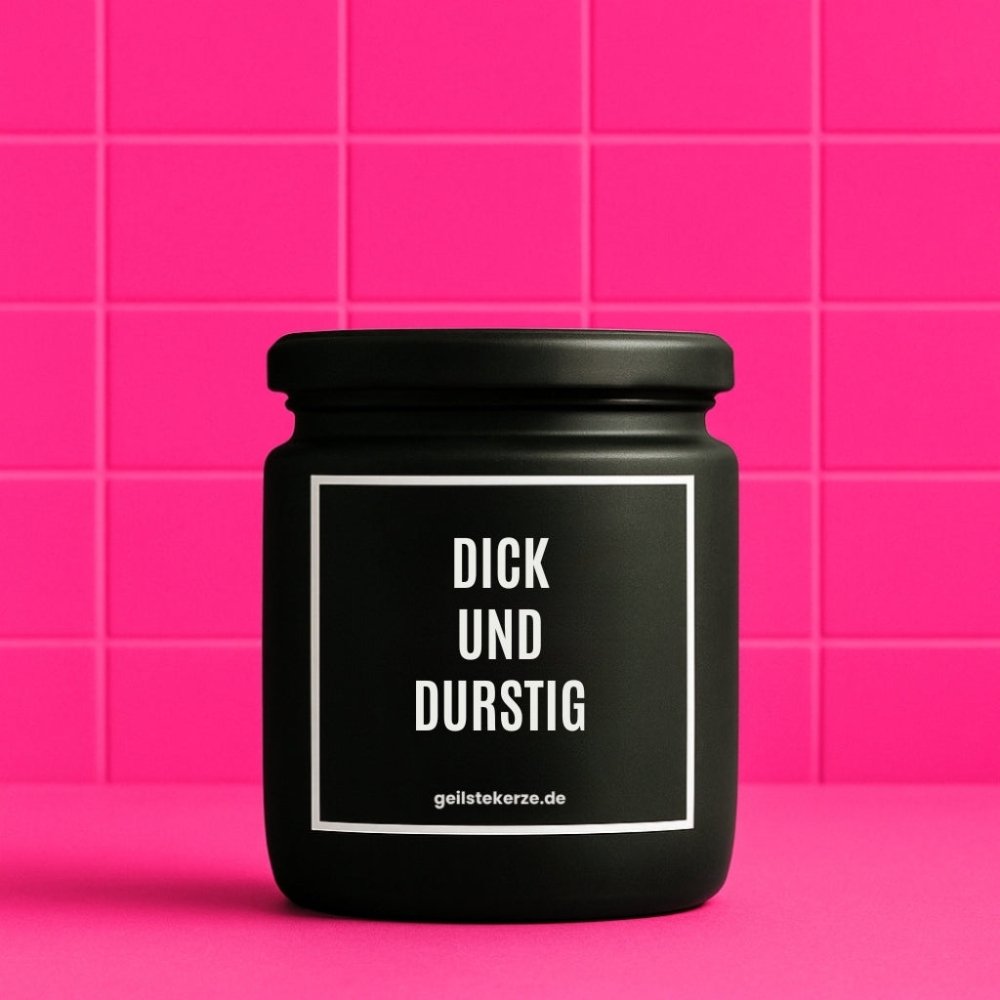 Duftkerze mit Spruch von geilstekerze ist der neue Geschenketrend. Diese witzige Kerze Vegane Bio-Kerze mit Spruch – DICK UND DURSTIG brennt mega lange sagenhafte 80 Stunde, hochwertige ätherische Öle schaffen beste Duftverteilung. Mit 1400 lustigen Sprüchen perfekt zum Verschenken. Handgemacht in Deutschland von geilstekerze.de -Die beste Duftkerze die du kaufen kannst.