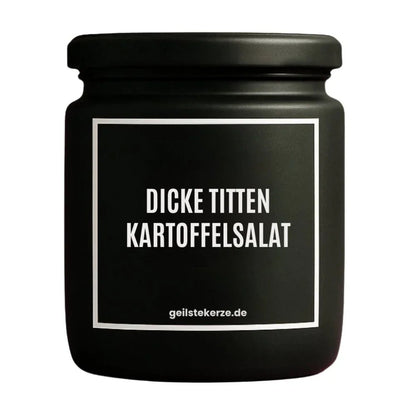 Duftkerze mit Spruch von geilstekerze ist der neue Geschenketrend. Diese witzige Kerze Vegane Bio-Kerze mit Spruch – DICKE TITTEN KARTOFFELSALAT brennt mega lange sagenhafte 80 Stunde, hochwertige ätherische Öle schaffen beste Duftverteilung. Mit 1400 lustigen Sprüchen perfekt zum Verschenken. Handgemacht in Deutschland von geilstekerze.de -Die beste Duftkerze die du kaufen kannst.