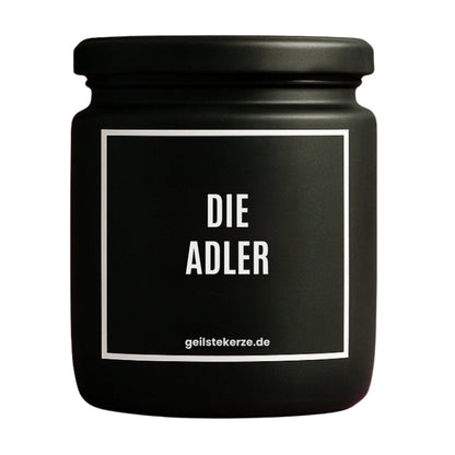 Duftkerze mit Spruch von geilstekerze ist der neue Geschenketrend. Diese witzige Kerze Vegane Bio-Kerze mit Spruch – DIE ADLER brennt mega lange sagenhafte 80 Stunde, hochwertige ätherische Öle schaffen beste Duftverteilung. Mit 1400 lustigen Sprüchen perfekt zum Verschenken. Handgemacht in Deutschland von geilstekerze.de -Die beste Duftkerze die du kaufen kannst.