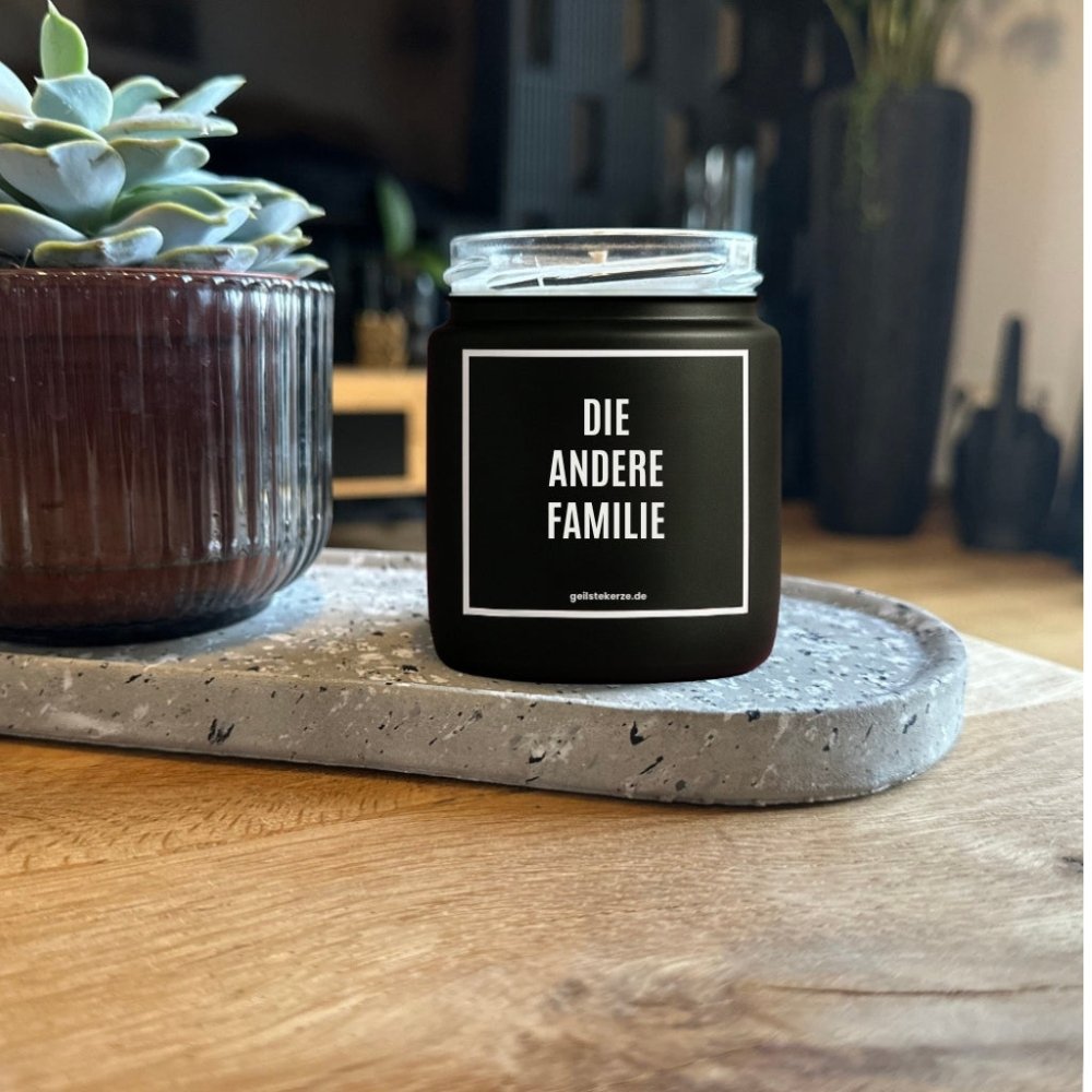 Duftkerze mit Spruch von geilstekerze ist der neue Geschenketrend. Diese witzige Kerze Vegane Bio-Kerze mit Spruch – DIE ANDERE FAMILIE brennt mega lange sagenhafte 80 Stunde, hochwertige ätherische Öle schaffen beste Duftverteilung. Mit 1400 lustigen Sprüchen perfekt zum Verschenken. Handgemacht in Deutschland von geilstekerze.de -Die beste Duftkerze die du kaufen kannst.