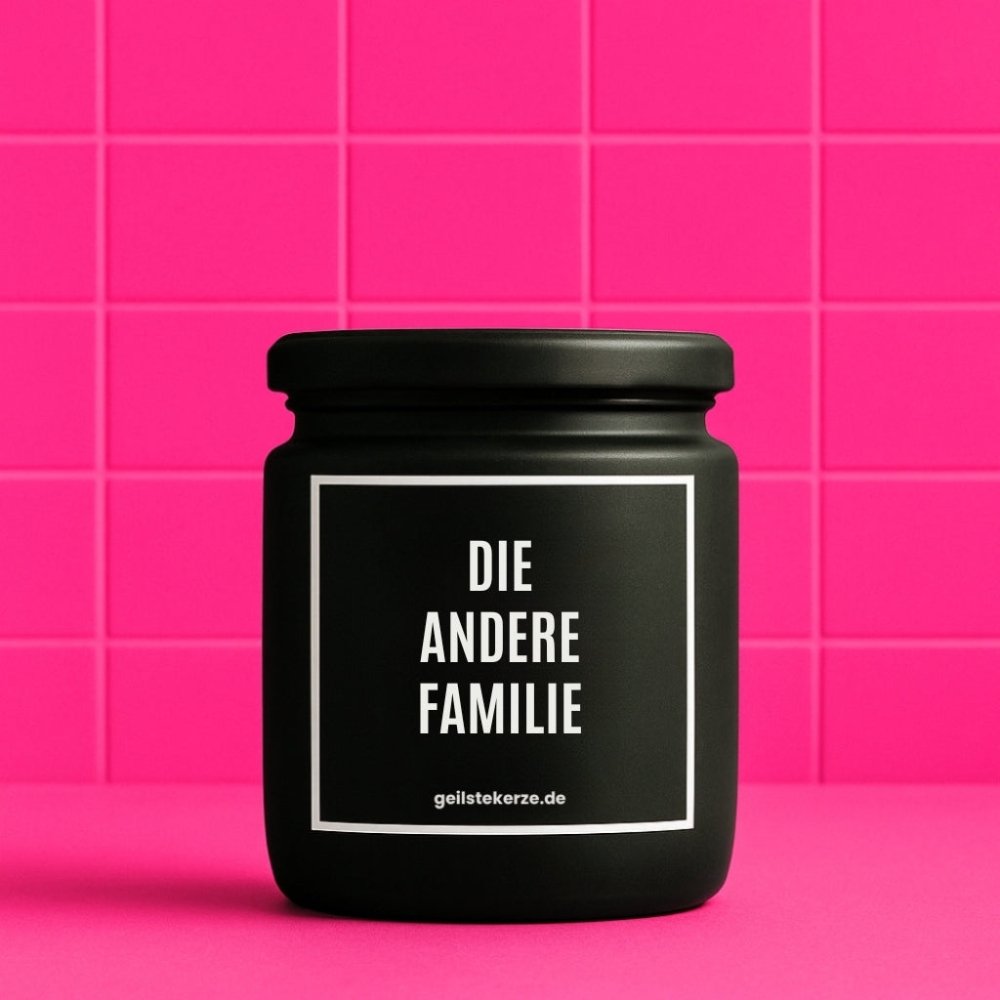 Duftkerze mit Spruch von geilstekerze ist der neue Geschenketrend. Diese witzige Kerze Vegane Bio-Kerze mit Spruch – DIE ANDERE FAMILIE brennt mega lange sagenhafte 80 Stunde, hochwertige ätherische Öle schaffen beste Duftverteilung. Mit 1400 lustigen Sprüchen perfekt zum Verschenken. Handgemacht in Deutschland von geilstekerze.de -Die beste Duftkerze die du kaufen kannst.