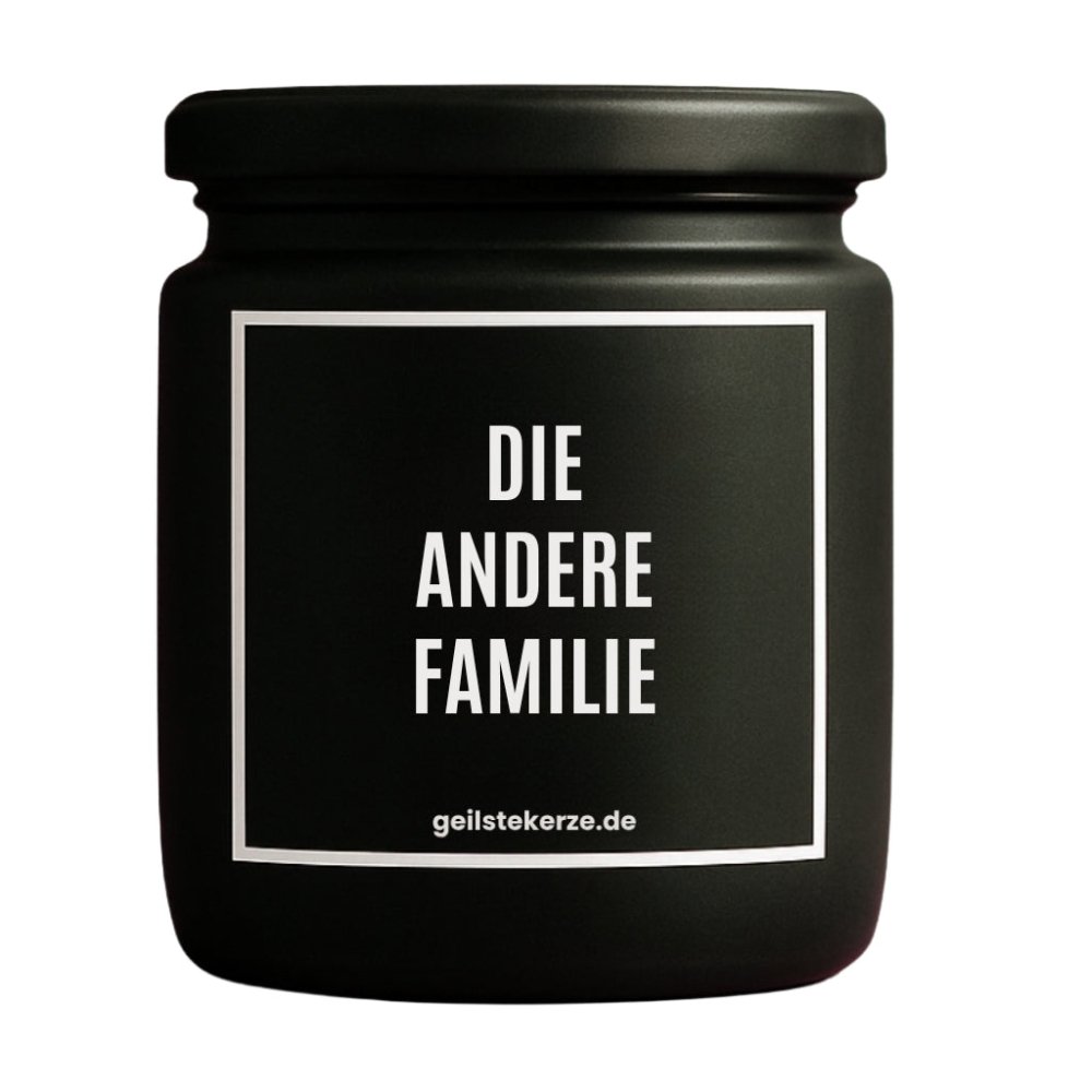 Duftkerze mit Spruch von geilstekerze ist der neue Geschenketrend. Diese witzige Kerze Vegane Bio-Kerze mit Spruch – DIE ANDERE FAMILIE brennt mega lange sagenhafte 80 Stunde, hochwertige ätherische Öle schaffen beste Duftverteilung. Mit 1400 lustigen Sprüchen perfekt zum Verschenken. Handgemacht in Deutschland von geilstekerze.de -Die beste Duftkerze die du kaufen kannst.