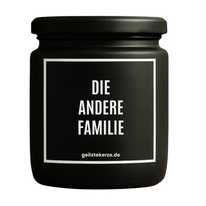 Duftkerze mit Spruch von geilstekerze ist der neue Geschenketrend. Diese witzige Kerze Vegane Bio-Kerze mit Spruch – DIE ANDERE FAMILIE brennt mega lange sagenhafte 80 Stunde, hochwertige ätherische Öle schaffen beste Duftverteilung. Mit 1400 lustigen Sprüchen perfekt zum Verschenken. Handgemacht in Deutschland von geilstekerze.de -Die beste Duftkerze die du kaufen kannst.