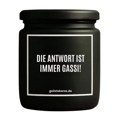 Duftkerze mit Spruch von geilstekerze ist der neue Geschenketrend. Diese witzige Kerze Vegane Bio-Kerze mit Spruch – DIE ANTWORT IST IMMER GASSI! brennt mega lange sagenhafte 80 Stunde, hochwertige ätherische Öle schaffen beste Duftverteilung. Mit 1400 lustigen Sprüchen perfekt zum Verschenken. Handgemacht in Deutschland von geilstekerze.de -Die beste Duftkerze die du kaufen kannst.