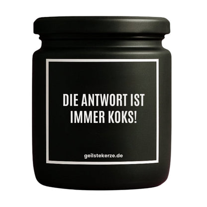 Duftkerze mit Spruch von geilstekerze ist der neue Geschenketrend. Diese witzige Kerze Vegane Bio-Kerze mit Spruch – DIE ANTWORT IST IMMER KOKS! brennt mega lange sagenhafte 80 Stunde, hochwertige ätherische Öle schaffen beste Duftverteilung. Mit 1400 lustigen Sprüchen perfekt zum Verschenken. Handgemacht in Deutschland von geilstekerze.de -Die beste Duftkerze die du kaufen kannst.