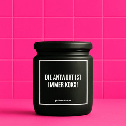 Duftkerze mit Spruch von geilstekerze ist der neue Geschenketrend. Diese witzige Kerze Vegane Bio-Kerze mit Spruch – DIE ANTWORT IST IMMER KOKS! brennt mega lange sagenhafte 80 Stunde, hochwertige ätherische Öle schaffen beste Duftverteilung. Mit 1400 lustigen Sprüchen perfekt zum Verschenken. Handgemacht in Deutschland von geilstekerze.de -Die beste Duftkerze die du kaufen kannst.